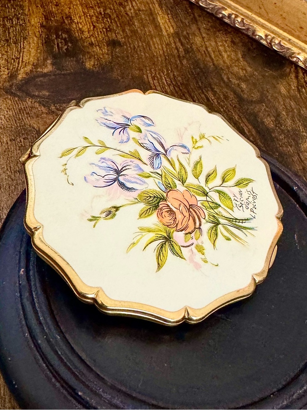 Vintage Hand-Painted Stratton Mirror Compact - Picture 3 of 14